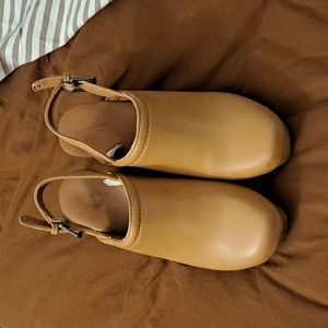 Universal Thread Clogs